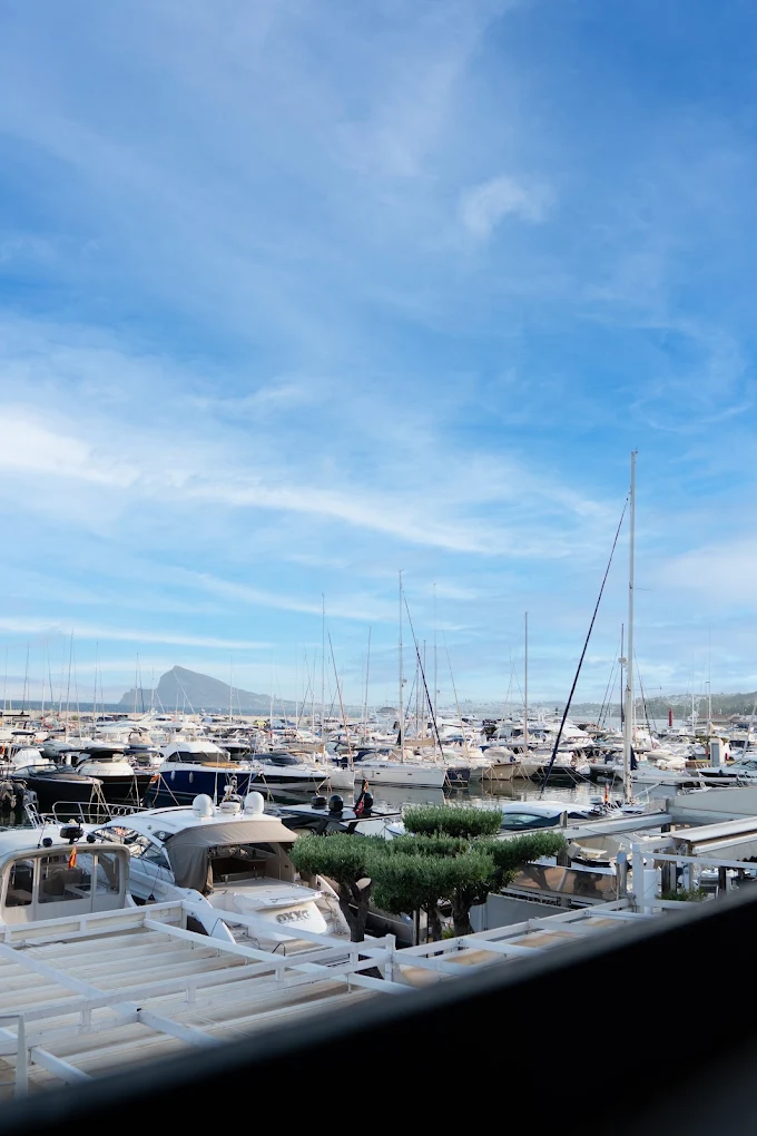 Vistas a los veleros de Marina Greenwich y al Peñón de Ifach desde Boa Vista