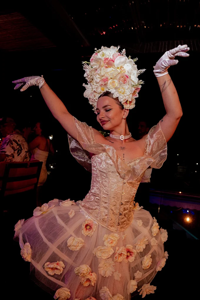 Artista en directo con vestuario floral durante una noche en Boa Vista